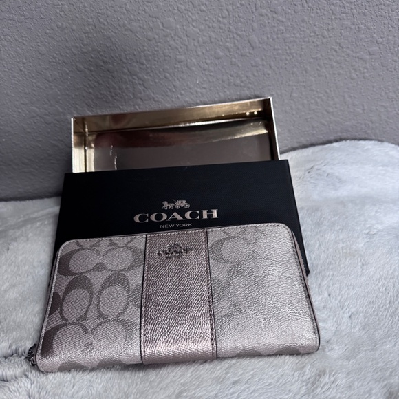 NEW‼️❤️COACH Signature Wallet~Silver/Platinum~New in box~ ($298) - Picture 2 of 7